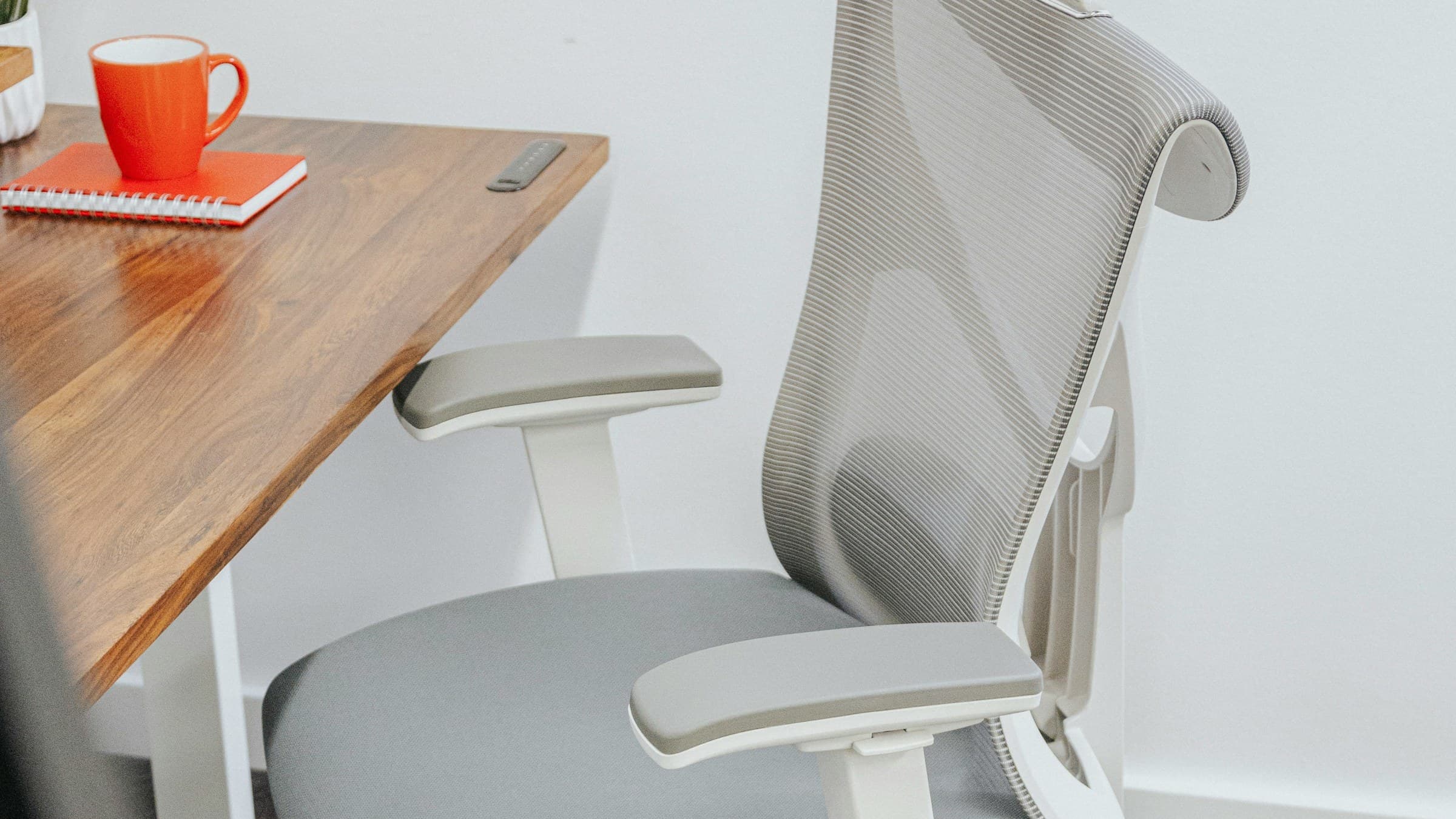Psací stůl z ořechového dřeva s ergonomickou kancelářskou židlí